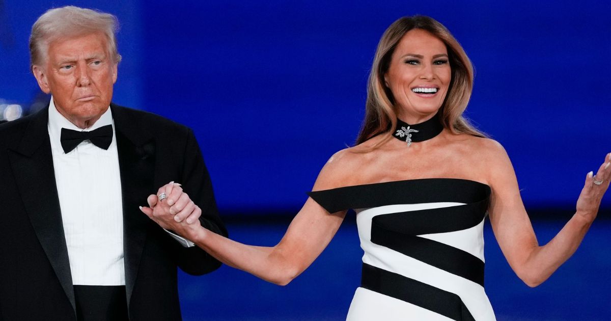 Melania Trump stands beside Donald Trump at a White House event as the latter looks old. (image source: Heute.at)