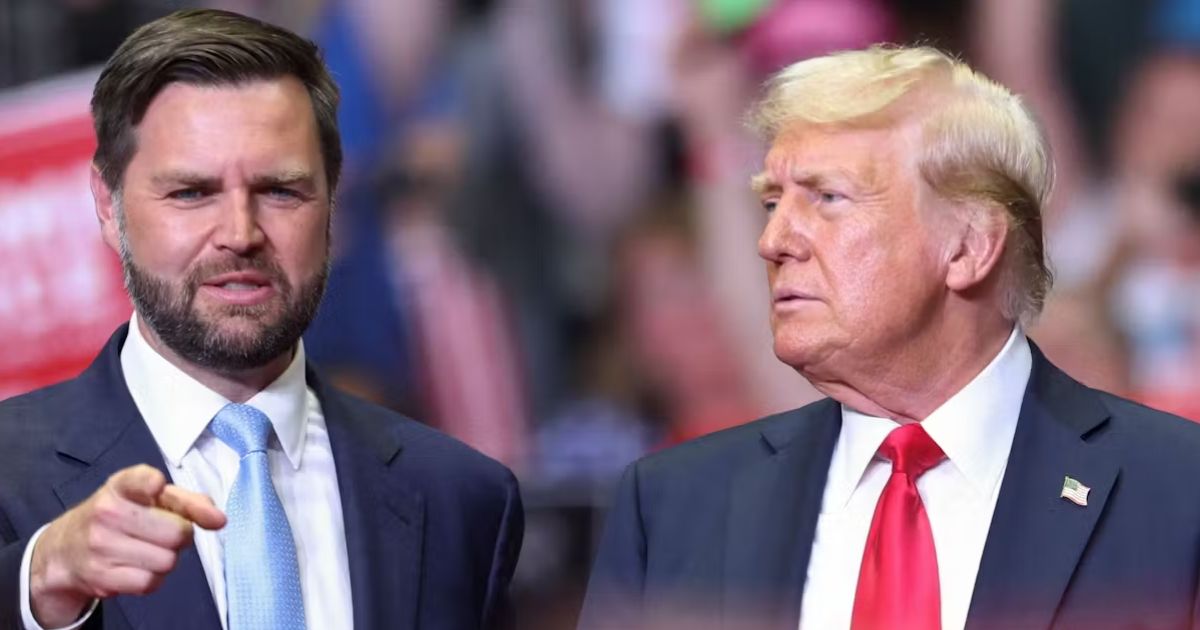 JD Vance and Donald Trump engrossed in a conversation. ( credit: picture via heute.at)