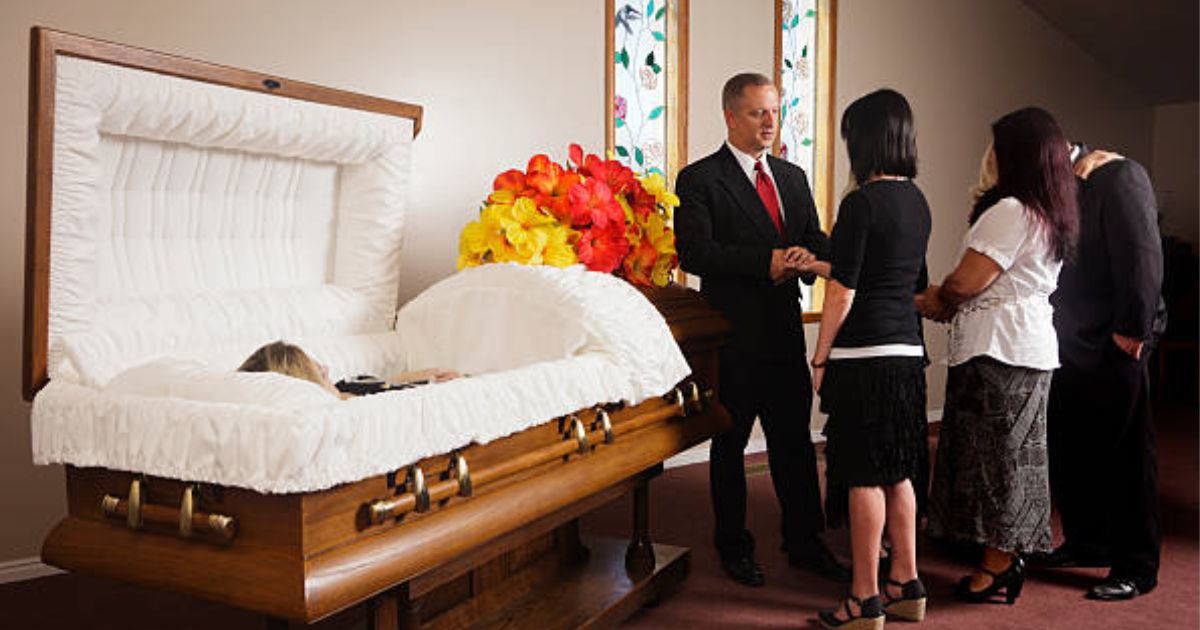 A doctor has advised against kissing one's deceased loved ones (Image via / iStock)