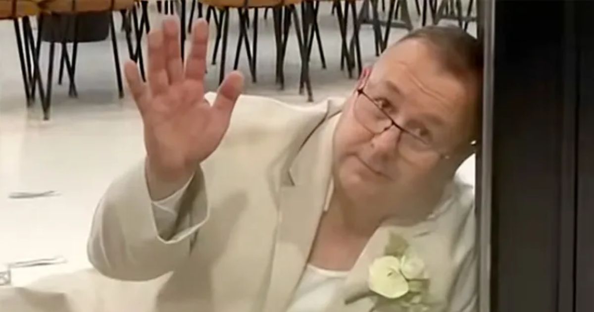 Missouri Bride's dad runs out of social battery